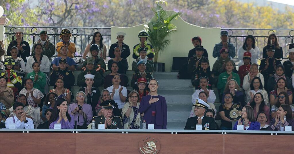 ‘Cuando una avanza, avanzamos todas’: Sheinbaum reconoce a las mujeres de las Fuerzas Armadas en el 8M
