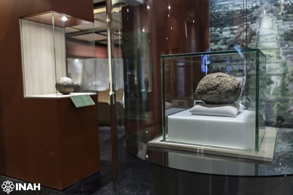 Del juego sagrado al museo: se exhibe en Teotihuacan una pelota de hule de 3,600 años