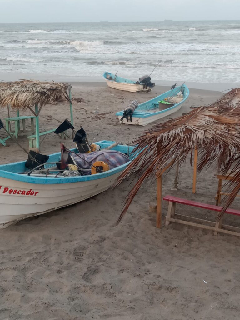 Palaperos de Playa Hermosa exponen presuntas irregularidades, sanciones y trato desigual en conflicto ambiental y turístico