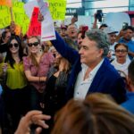 CON PANCARTAS Y PORRAS RECIBEN A RUIZ URIBE EN EL AEROPUERTO INTERNACIONAL DE TIJUANA