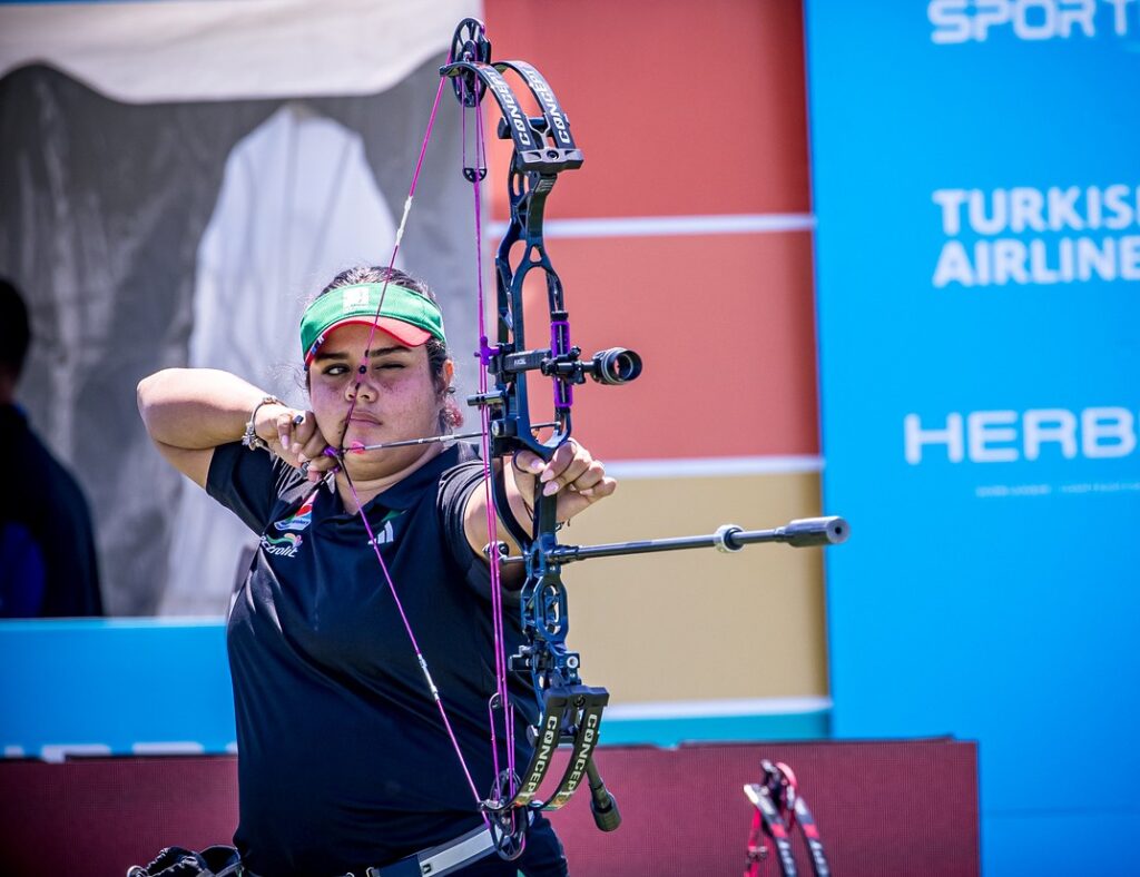 Andrea Becerra en plena acción durante la final de tiro con arco en Antalya, Turquía, donde ganó la medalla de oro.