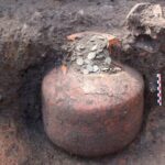 Descubren en Francia un tesoro romano con más de 40 mil monedas oculto durante 1,800 años