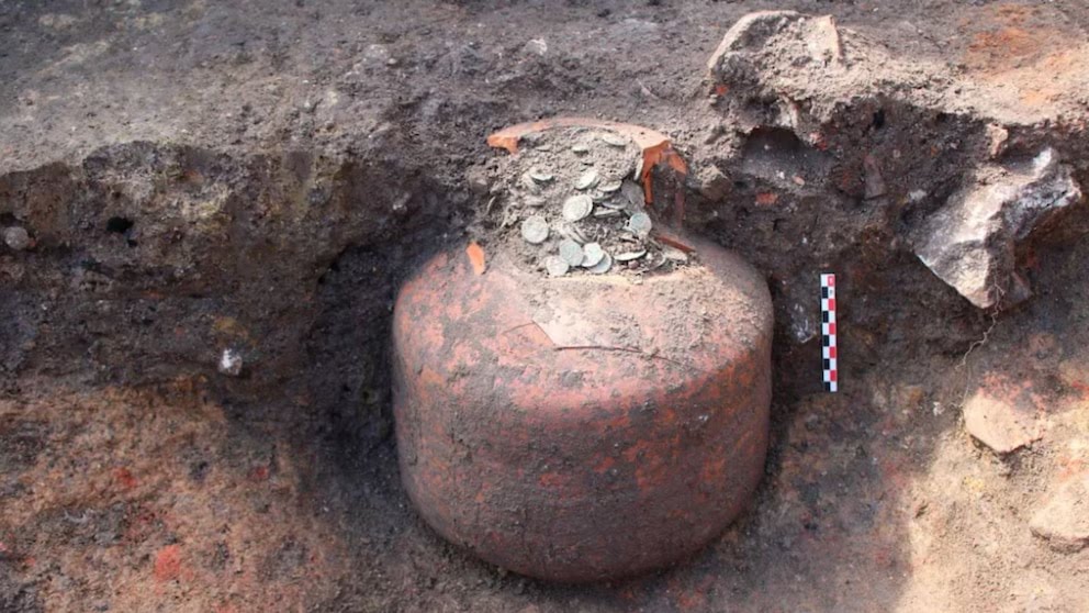 Descubren en Francia un tesoro romano con más de 40 mil monedas oculto durante 1,800 años