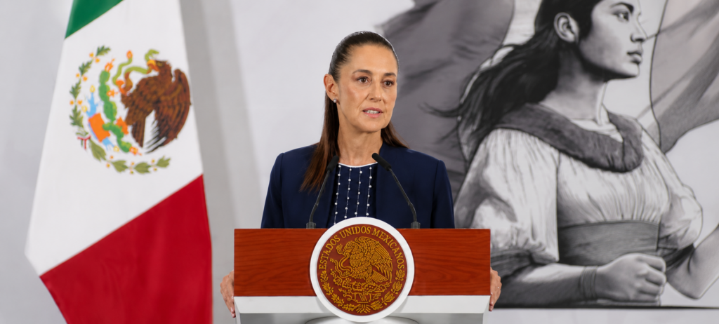 Claudia Sheinbaum durante su conferencia matutina, defendiendo la estrategia de México en relación con Estados Unidos, con