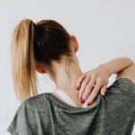 ¿Tu postura te hace ver mayor? Los hábitos diarios que dañan tu cuerpo y pueden dejar secuelas permanentes