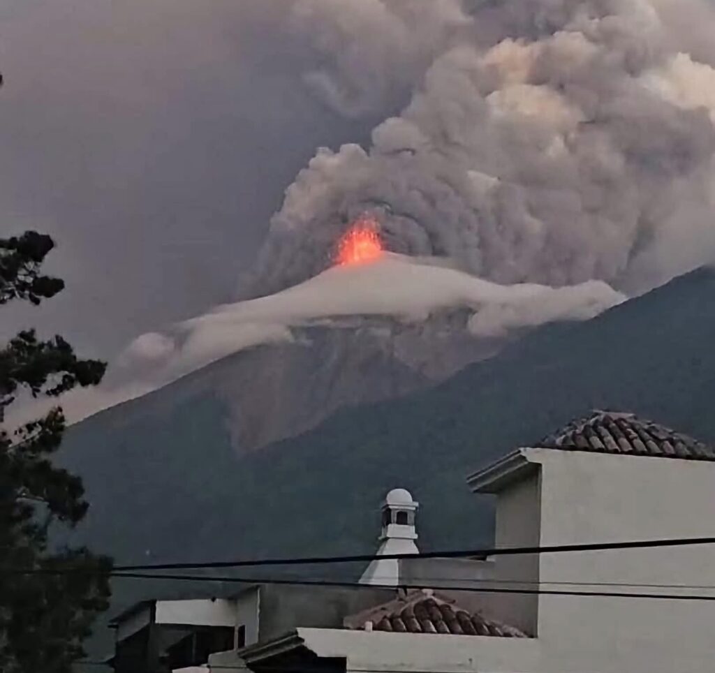 El Volcán de Fuego aumenta su actividad: advierten sobre flujos piroclásticos, caída de ceniza y riesgo de lahares en Guatemala