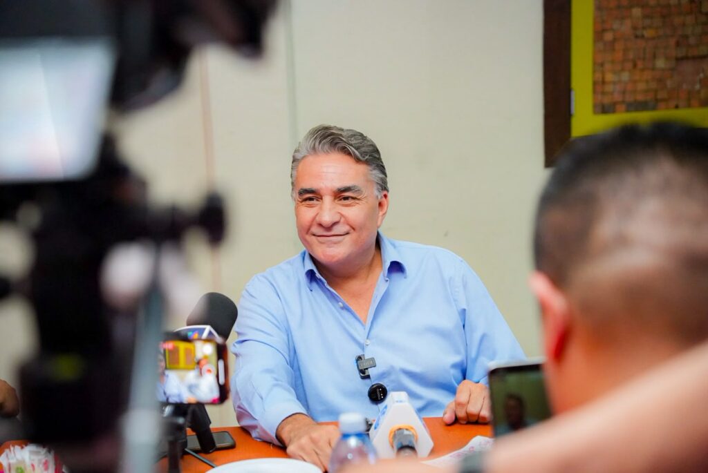 Ruiz Uribe encabeza la encuesta de La Crónica gracias a su robusta imagen positiva