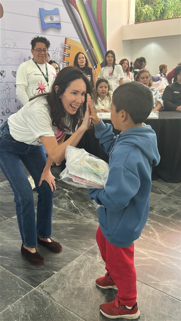 Apoya Voluntariado de Álvaro Obregón a niñas y niños con entrega de kits escolares