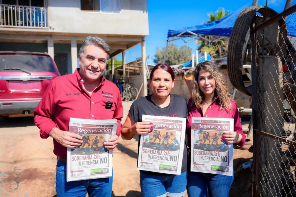 Jesús Ruiz Uribe y su esposa Marcela Valdez entregan el órgano de difusión "Regeneración" a una mujer en Ensenada,