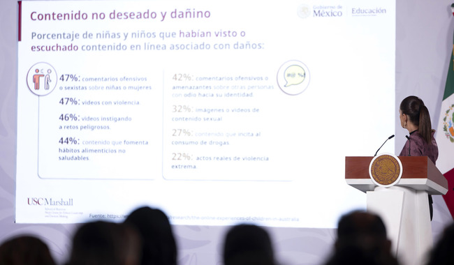 Claudia Sheinbaum presenta datos sobre contenido dañino en línea en conferencia de prensa en Palacio Nacional.