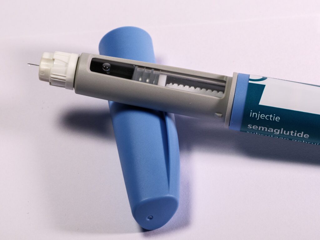 Pluma de medicamento semaglutida para controlar el peso, utilizada en tratamientos de salud en México.