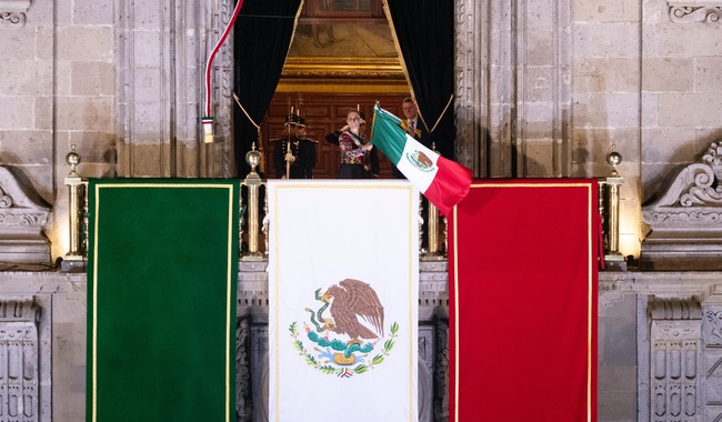 “¡Viva México libre y soberano!”: Sheinbaum lidera el Grito de Independencia ante miles en el Zócalo