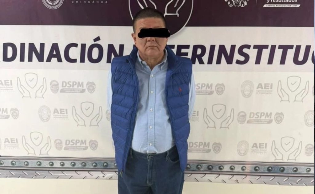 César Jáuregui Moreno, exfiscal de Chihuahua, posando en un fondo institucional tras su ingreso al penal del Altiplano por traición a la patria.
