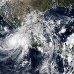 Huracán Simón pone en alerta roja a Colima