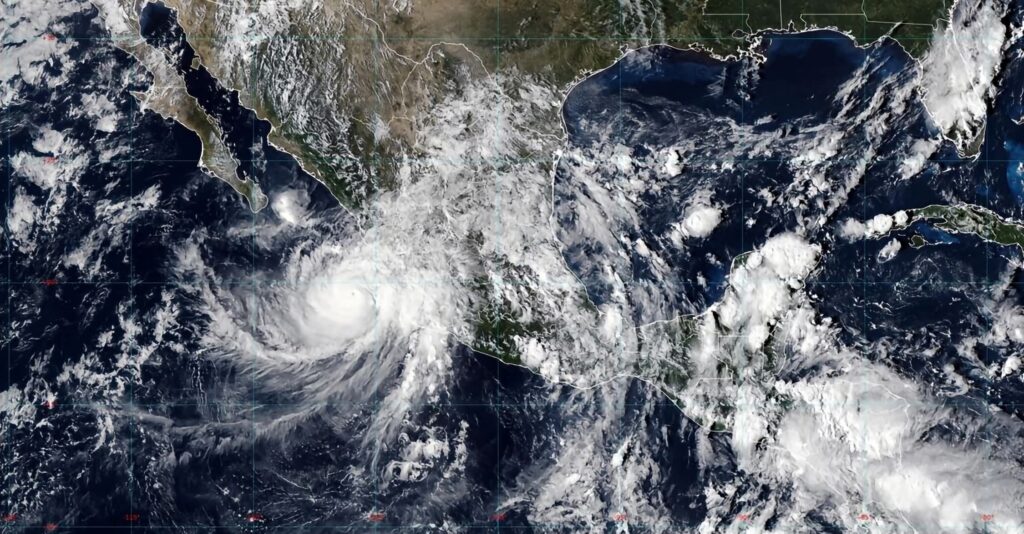 Huracán Simón pone en alerta roja a Colima