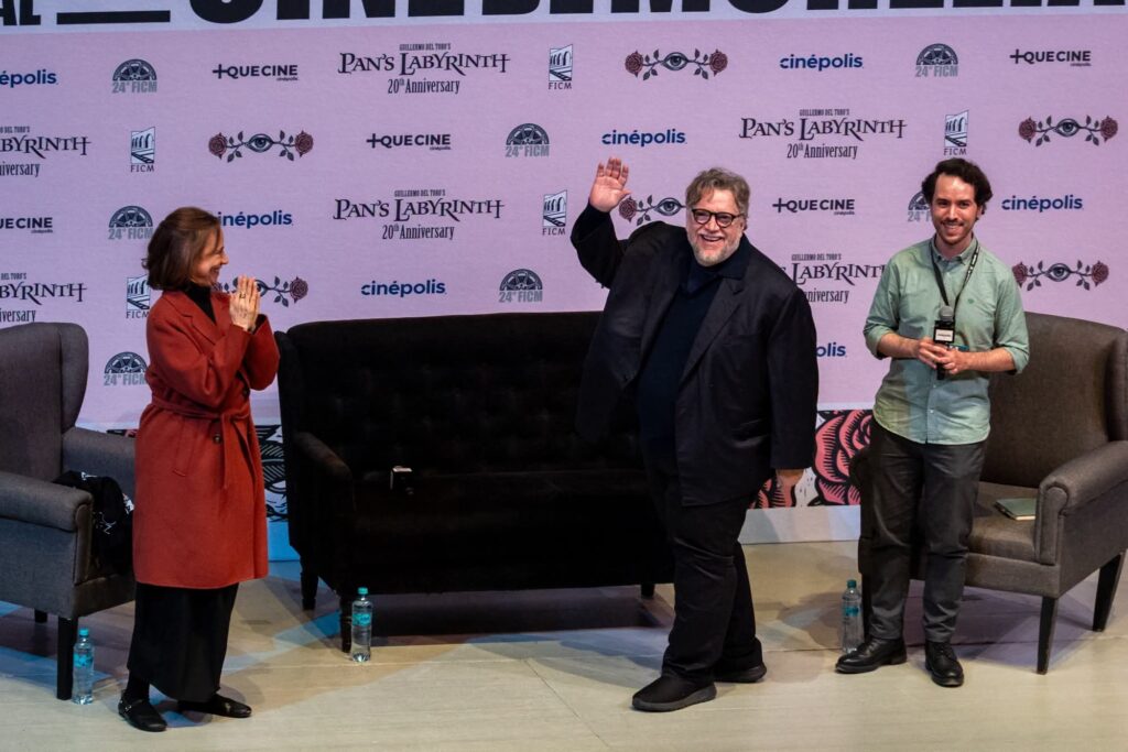 ¡“Estamos enfermos”! Guillermo del Toro apoya a jóvenes que denuncian agua contaminada en Guadalajara
