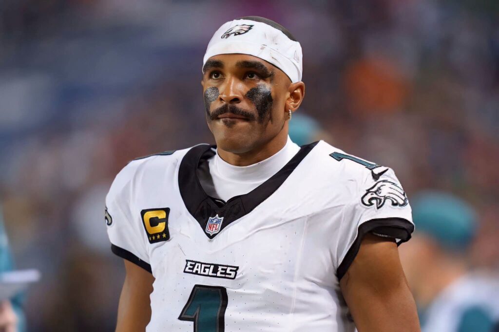 Jalen Hurts, quarterback de los Philadelphia Eagles, con mirada seria y uniforme de juego, tras un partido de la NFL.