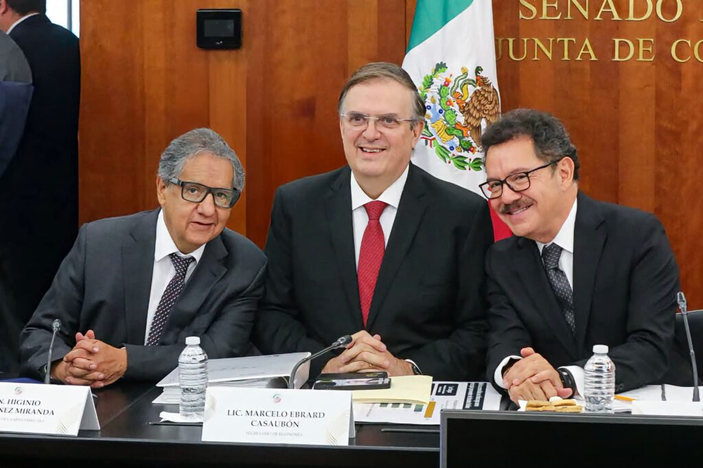 Marcelo Ebrard, secretario de Economía, acompañado de legisladores en el Senado, discuten la revisión del T-MEC.