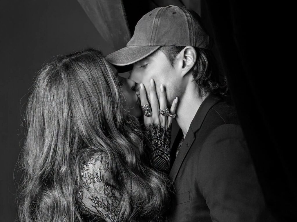 Galilea Montijo y su novio Isaac Moreno se besan en un momento íntimo, reflejando su deseo de formar una familia.