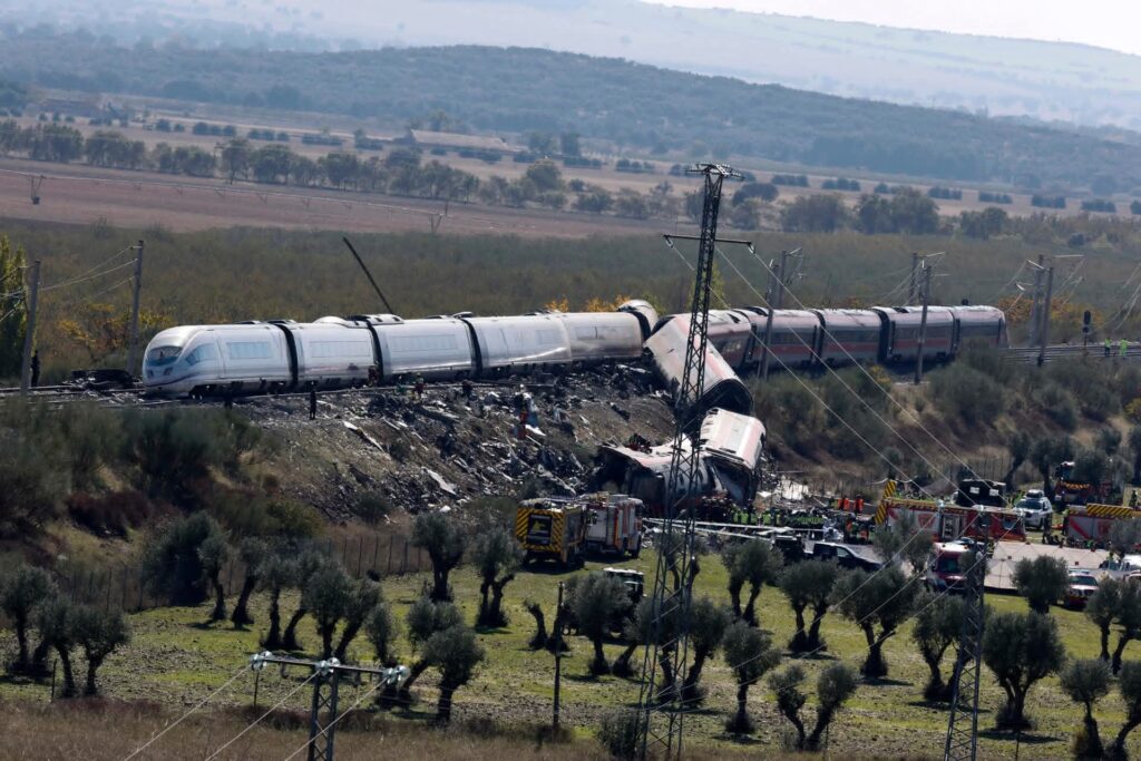 Tragedia en España: colisión de trenes deja 68 muertos y más de 100 heridos