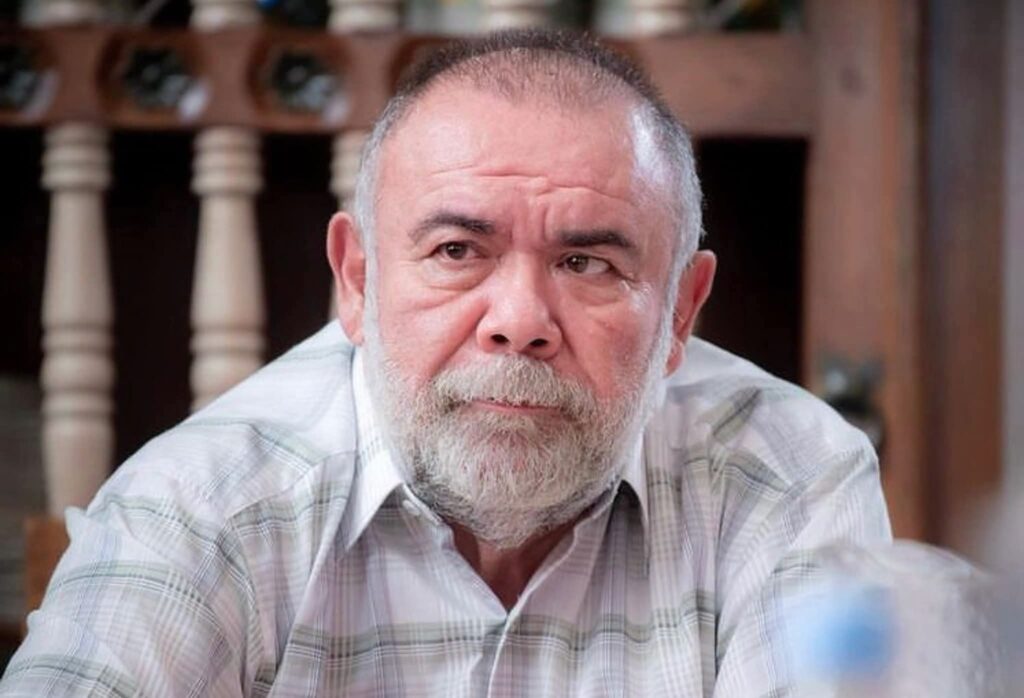 Jesús Ochoa con expresión seria, en un entorno interior, mientras se discute su reciente accidente en un elevador durante una función teatral.