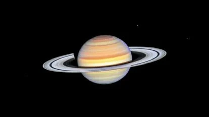 Saturno con sus anillos brillantes y bandas de colores, destacando en el cielo nocturno, ideal para observar en octubre desde México.