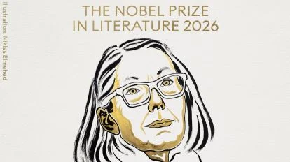 Anne Carson, ganadora del Premio Nobel de Literatura 2026, retratada con un fondo claro y expresión reflexiva.